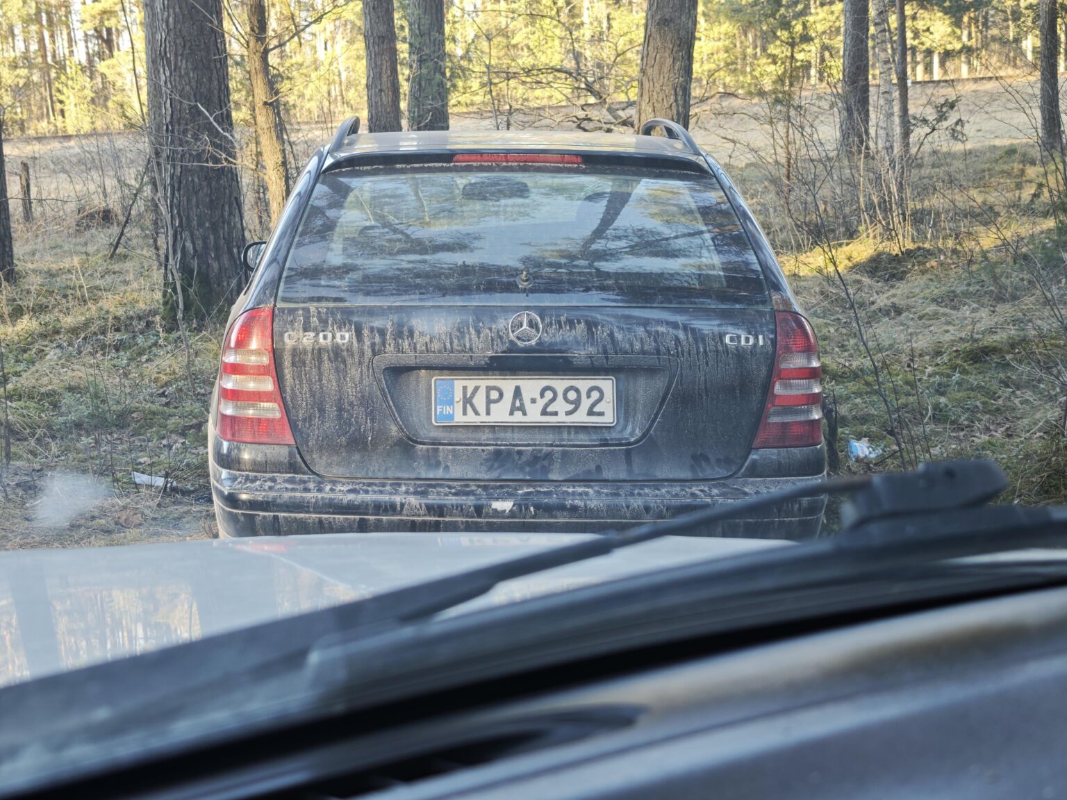 近くで車が見つかった。