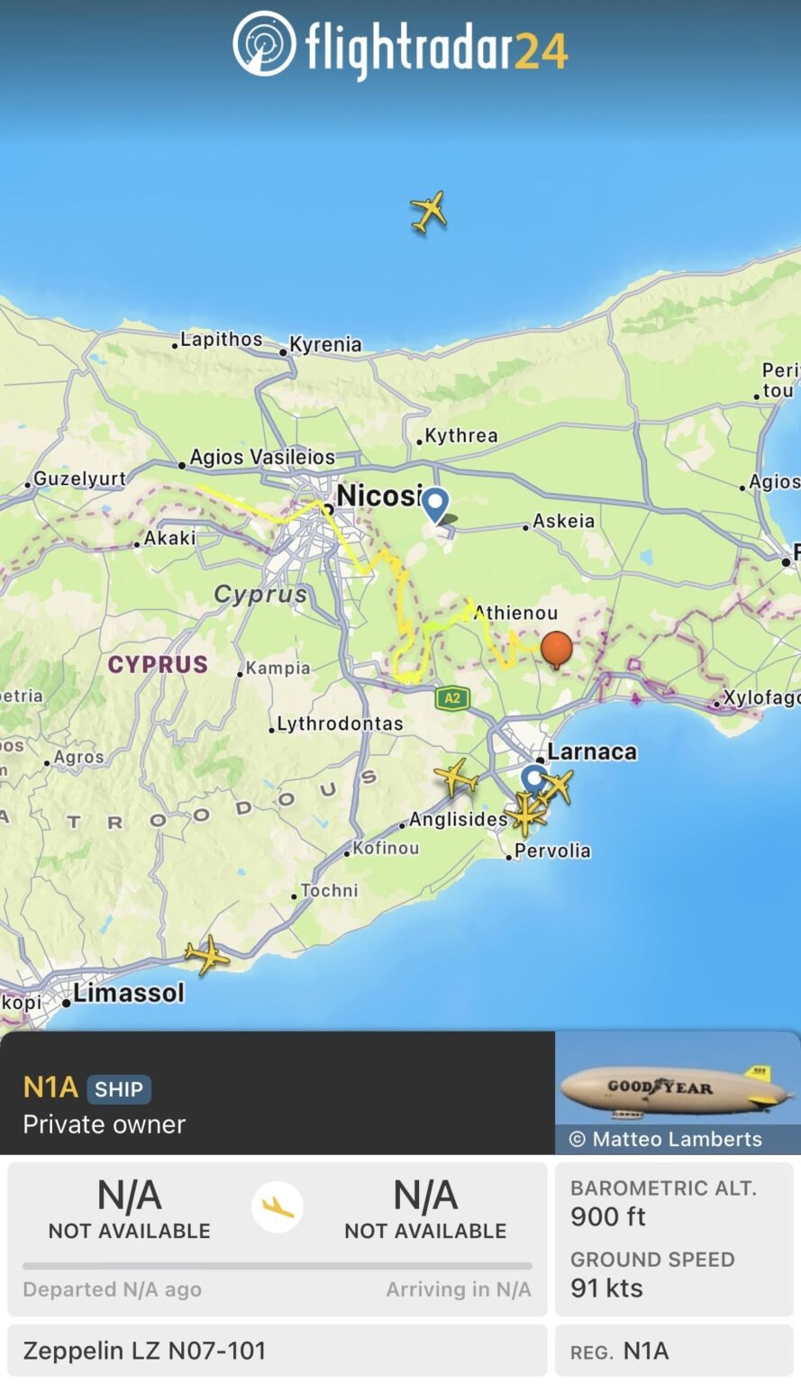 キプロス上空を飛んでいる飛行船？
