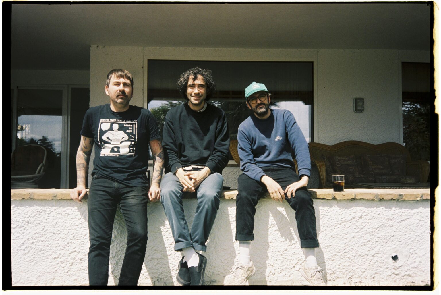 こんにちは、紳士淑女の皆様！ 3 月 26 日、ロックン ロール バンドの Mujeres があなたの質問に答えます。インターネット サーフィンでお会いしましょう!