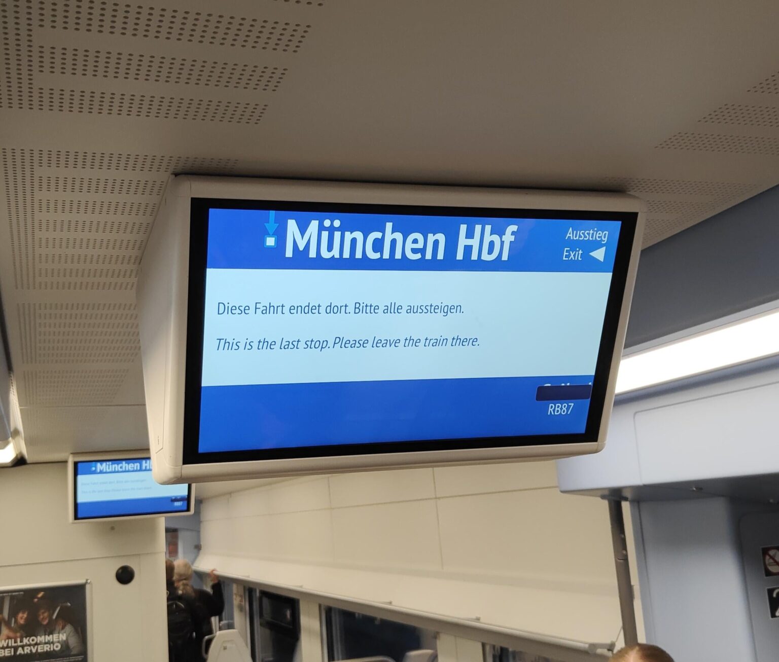 画面の右隅にあるステッカーの後ろには何がありますか?