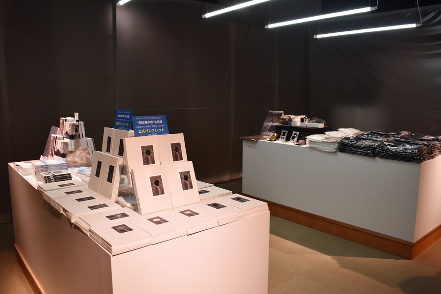 物販コーナーではTシャツやステッカーなどを展開