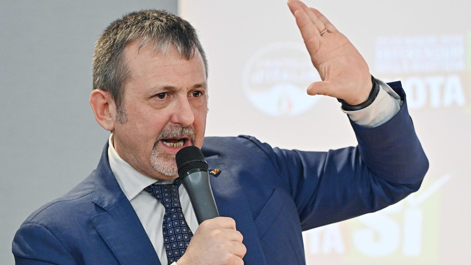 デルマストロ、マフィア受刑者と取引：FdIを巡る嵐