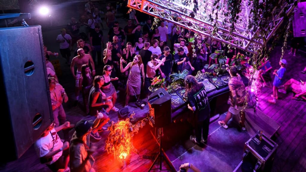 「プーチンの墓で踊ろう」 戦時下のウクライナで今も続く抵抗運動としての「レイブ」(1/2) – CNN.co.jp 「プーチンの墓で踊ろう」 戦時下のウクライナで今も続く抵抗運動としての「レイブ」(1/2) - CNN.co.jp