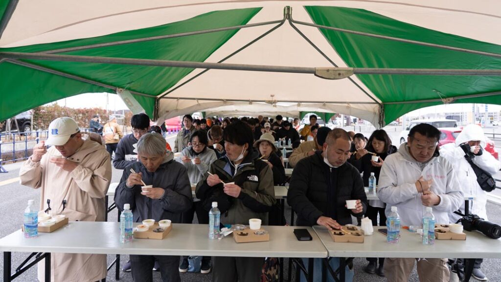 福島県・浪江町の道の駅に356人!名物「なみえ焼そば」で記録達成 | ギネス世界記録 福島県・浪江町の道の駅に356人!名物「なみえ焼そば」で記録達成 | ギネス世界記録