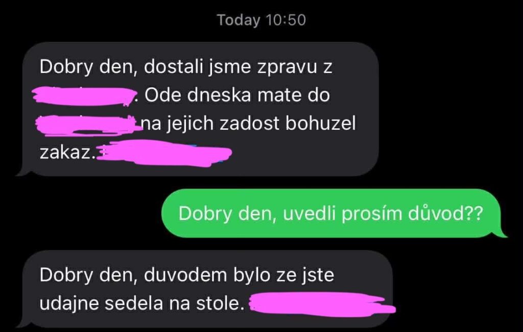 アルバイトの私はテーブルに座った