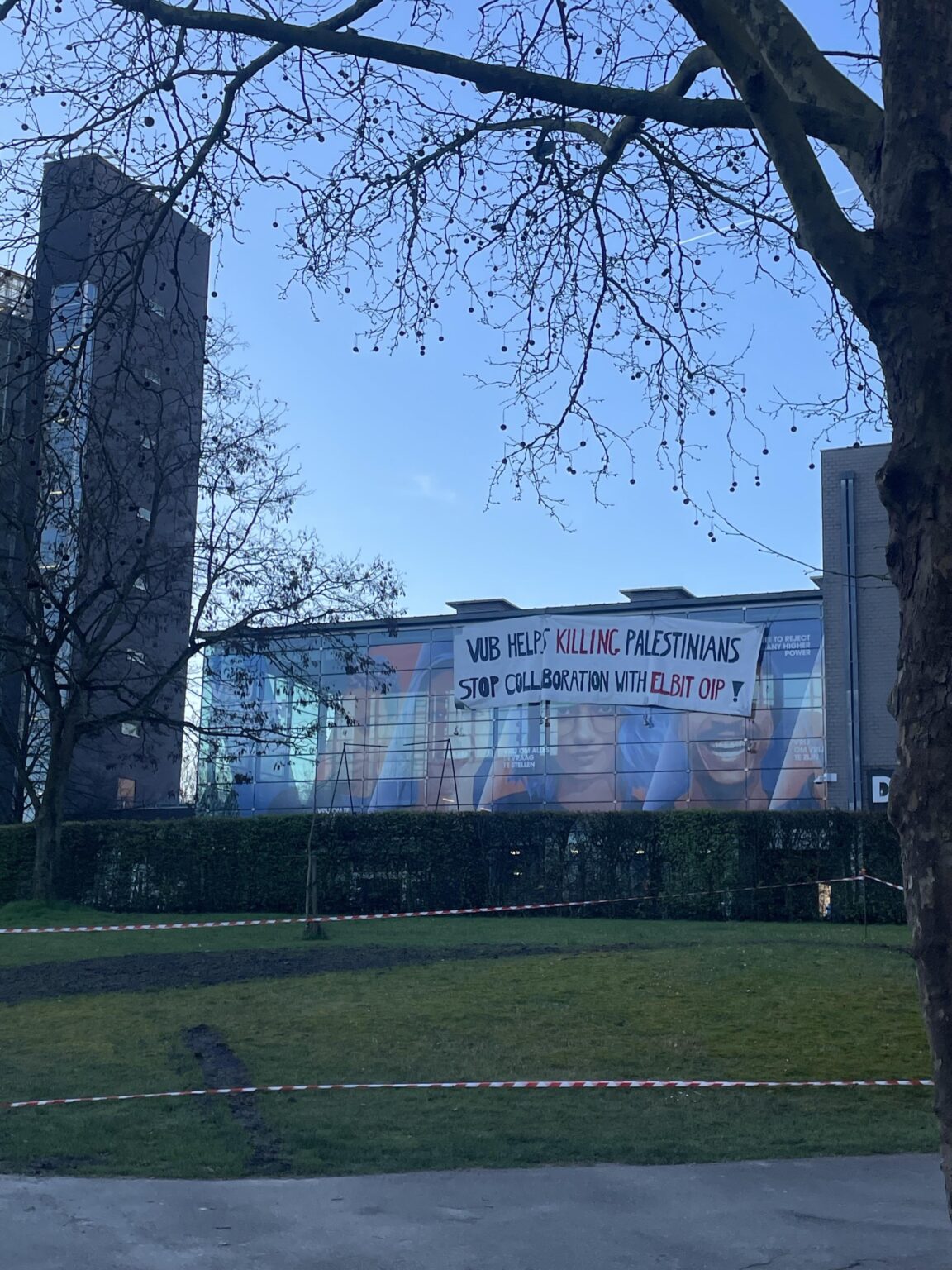 数日前のVUBでの活動（スタッフによってすぐに撤去されました）