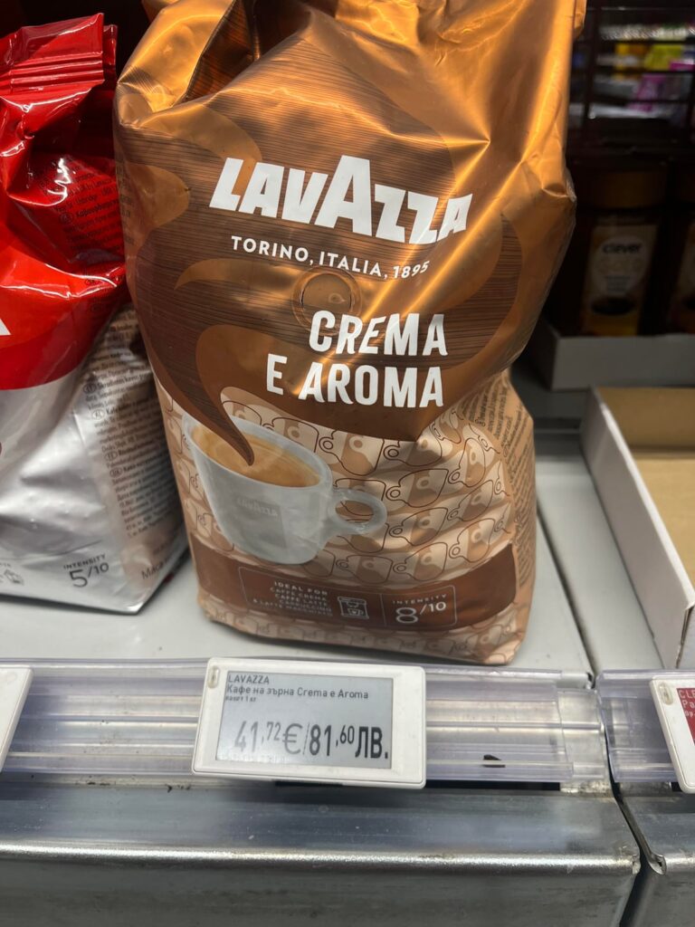 ブルガリアの同じカフェとオーストリアのリゾート（だった）