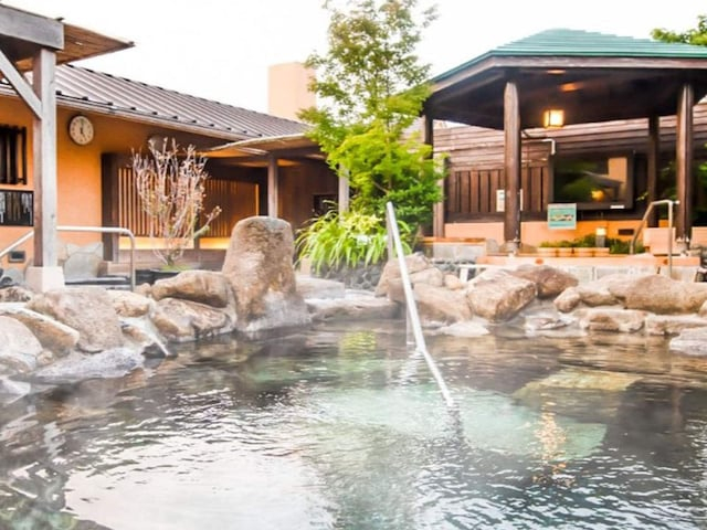 【神奈川県の人気スーパー銭湯】「湯花楽 厚木店」は静かな和の世界で癒される施設。空を見上げて湯舟にゆっくりと浸かれる