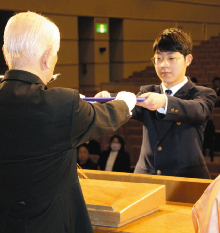 1期生 未来へ努力誓う 金沢龍谷・中等部の卒業式