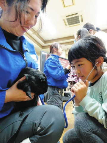 感じて 命との触れ合い いしかわ動物園 獣医師の仕事 児童らに紹介