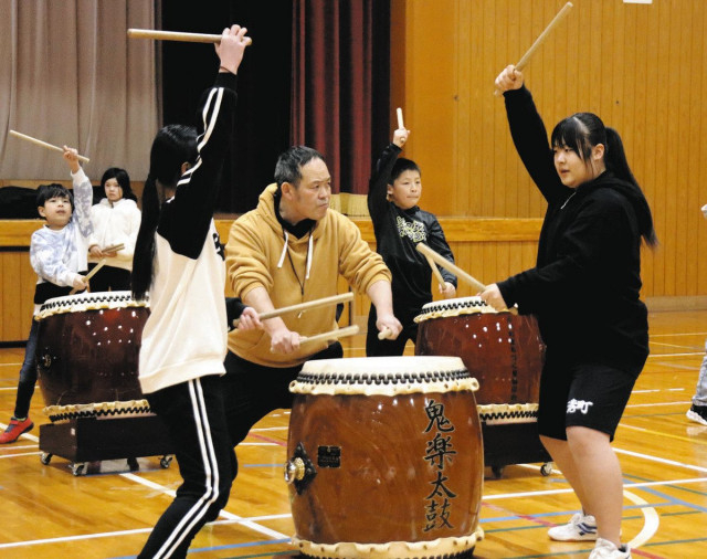 元気届け 七尾の太鼓共演 「港町豊漁」と「西湊鬼楽」 金沢で5日 児童ら練習に熱
