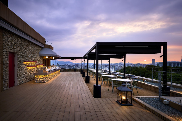 福岡の街を一望!「HILLTOP RESORT FUKUOKA」に絶景ビアテラスが4月18日(土)オープン