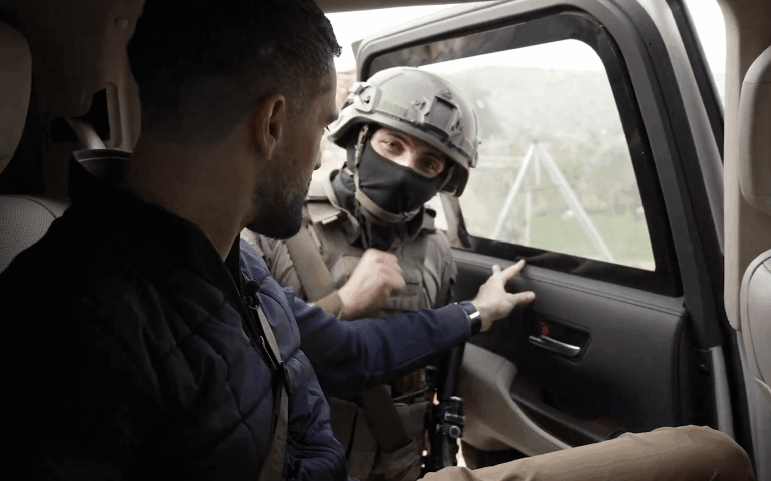 CNNの乗組員らは、軍隊が彼らを暴行し、拘束した後、極右イデオロギーを吹聴したと述べた。 |不法前哨基地を警備する兵士は記者に対し、国家がそれを怠っているため、入植者の死に対する「復讐」を実行していると語った。軍は事件を非難、捜査を誓う