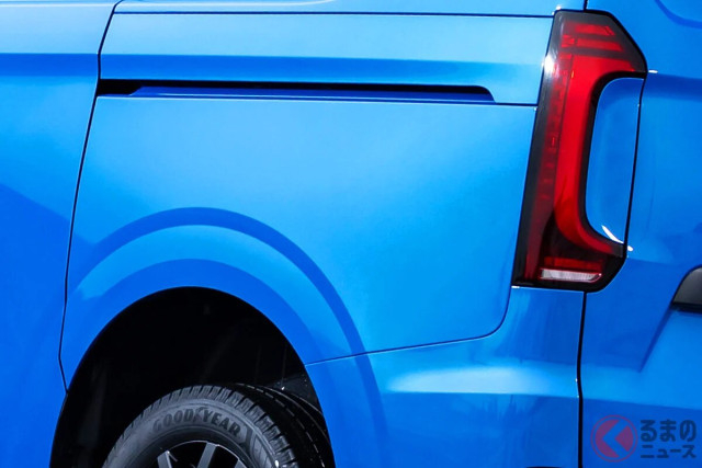 新型「“2列6人乗り”ミニバン」発表！ 前席で「3人乗れる」シート＆“スライドドア”採用！ パワフルな2リッター「ターボ」にスポーティな外装もイイVW「トランスポーター コマース プロS」英国仕様とは