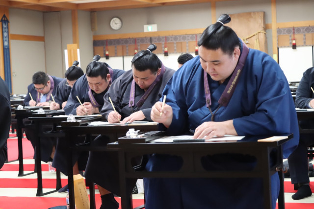 大きな体を丸めて写経　力士ら必勝祈願 - 奈良市・薬師寺