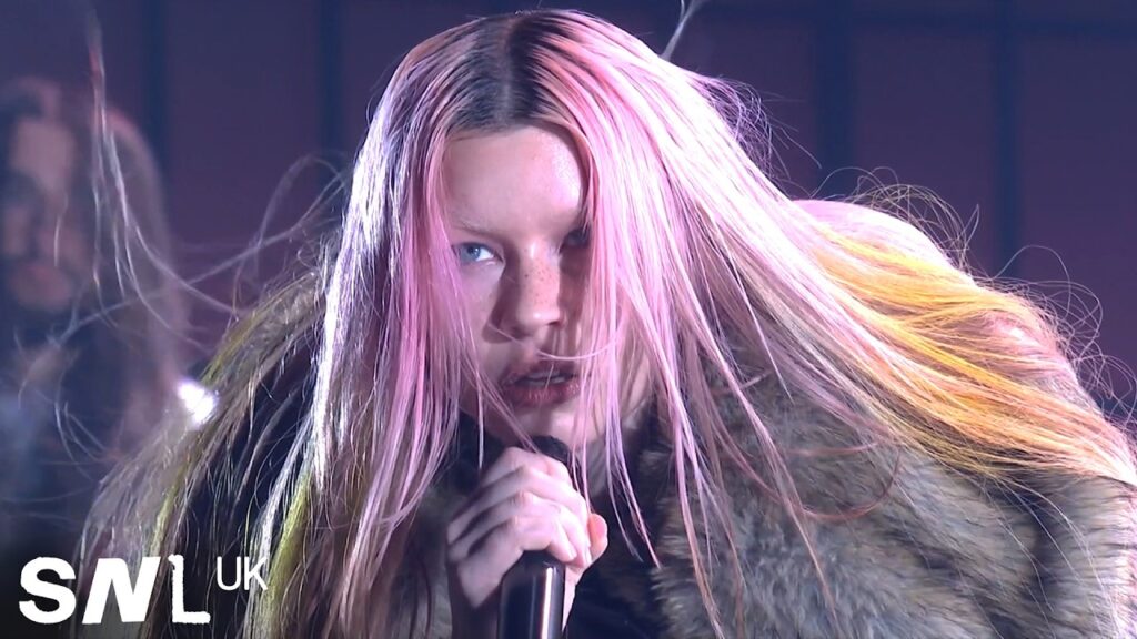 Wet Legが大人気番組Saturday Night LiveのUK版初回放送にゲスト出演！最新アルバム『moisturizer』より2曲披露！ – Pointed