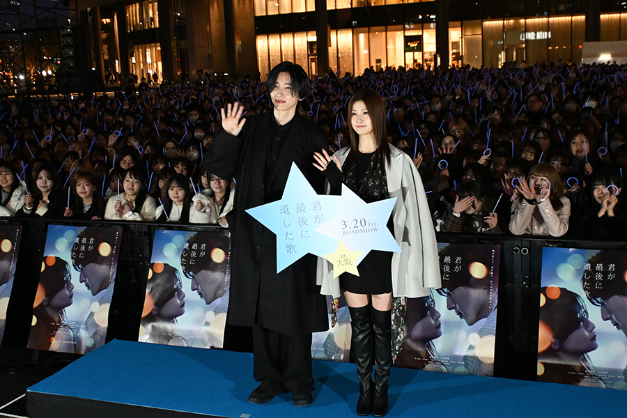 左から大阪・梅田で開催された映画公開前記念イベントに登壇したなにわ男子・道枝駿佑、生見愛瑠（3月11日・大阪市内・Lmaga.jp撮影）
