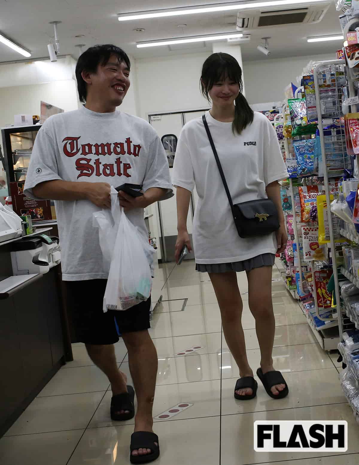 2025年7月16日、コンビニで買い物をしていけちゃんの自宅に戻る2人。店員の前でも関係を隠してはいないようだ(写真・吉田 豊)