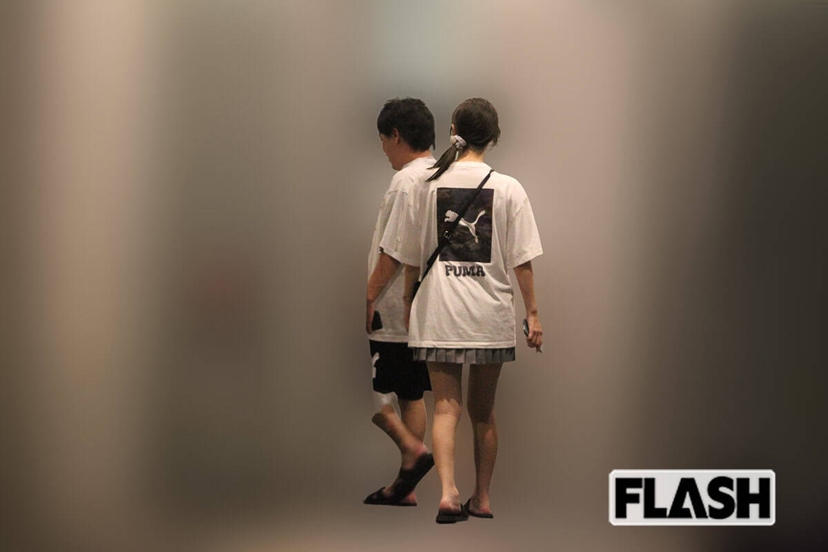 2025年7月16日、1時間の食事を終えていけちゃんの自宅に戻る2人。箕輪厚介氏はいけちゃんと談笑しながらご機嫌の様子だった(写真・金谷千治)