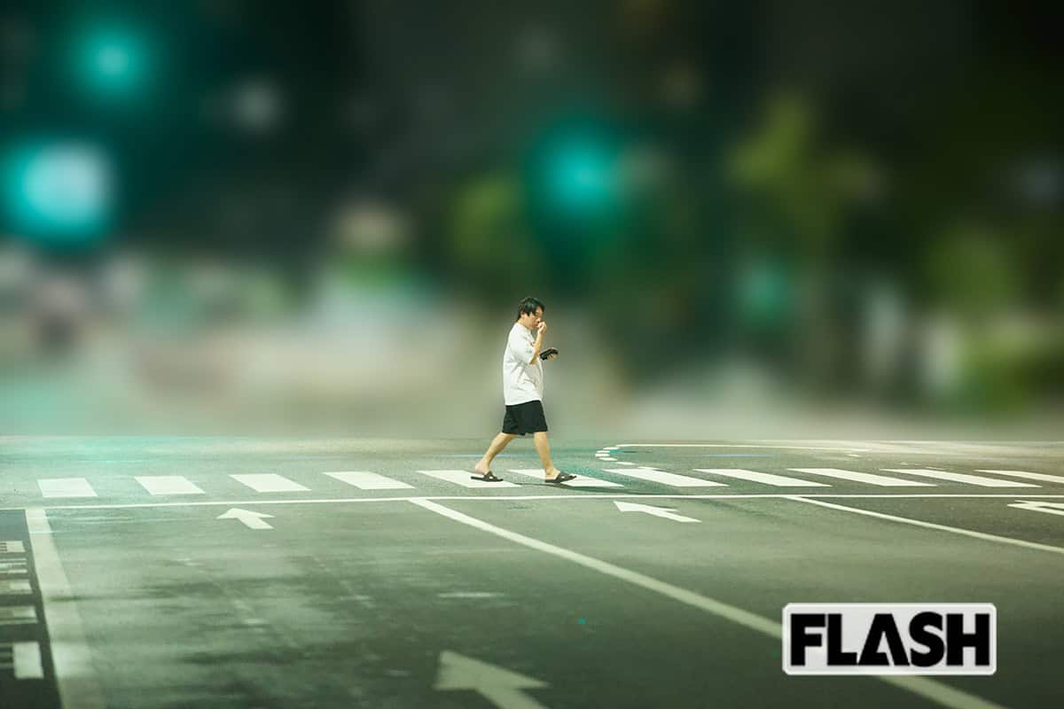 2025年7月17日、いけちゃんの自宅に入ってから3時間半後の午前1時半。エントランスに現われた箕輪氏は、4日のときと同じように、呼んでいたタクシーに乗り込んだ(写真・皆川拓哉)