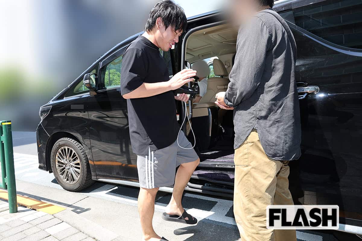 2025年7月24日、いけちゃんの自宅から出てきた箕輪厚介氏に「奥さんはご存じですか?」と尋ねると、記者とは目を合わせず、何も答えないまま車は走り去った(写真・吉田 豊)