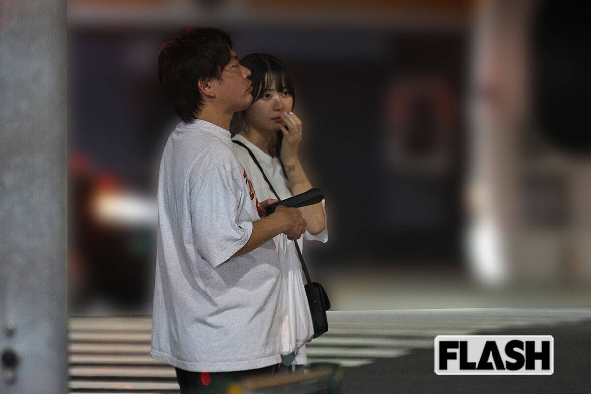 2025年7月16日、ホルモン専門店で小腹を満たすと体を密着させて2人だけの時間を楽しむ箕輪厚介氏といけちゃん(写真・吉田 豊)