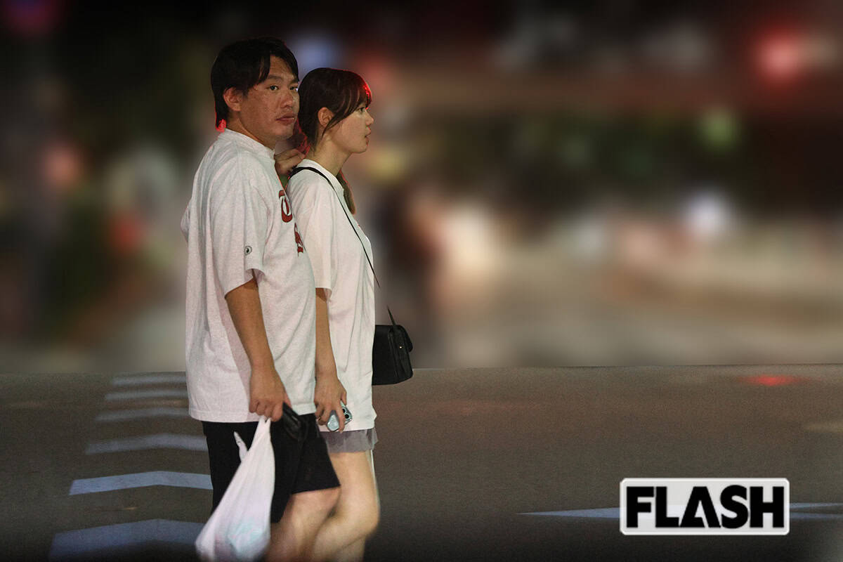 2025年7月16日、ホルモン専門店で小腹を満たすと体を密着させて2人だけの時間を楽しむ箕輪厚介氏といけちゃん(写真・吉田 豊)