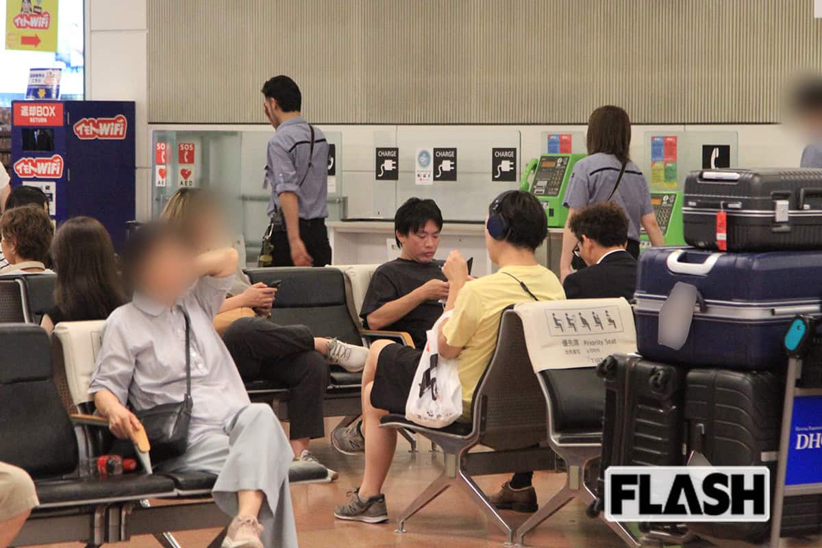 2025年7月3日、いけちゃんの到着を待つ箕輪厚介氏。トイレに行ったり、コンビニに寄ったりと落ち着かない様子だった(写真・金谷千治)