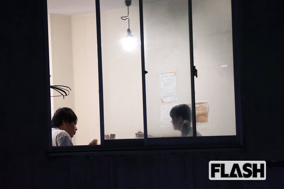 2025年7月16日、ホルモン専門店で1時間ほど食事を楽しむ2人(写真・伊藤 修)