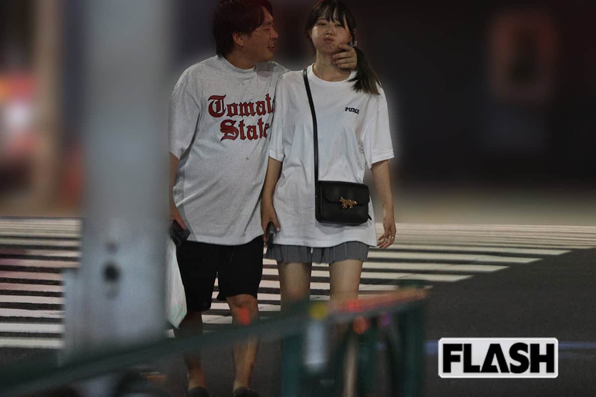 2025年7月16日、ホルモン専門店で小腹を満たすと体を密着させて2人だけの時間を楽しむ箕輪厚介氏といけちゃん(写真・吉田 豊)