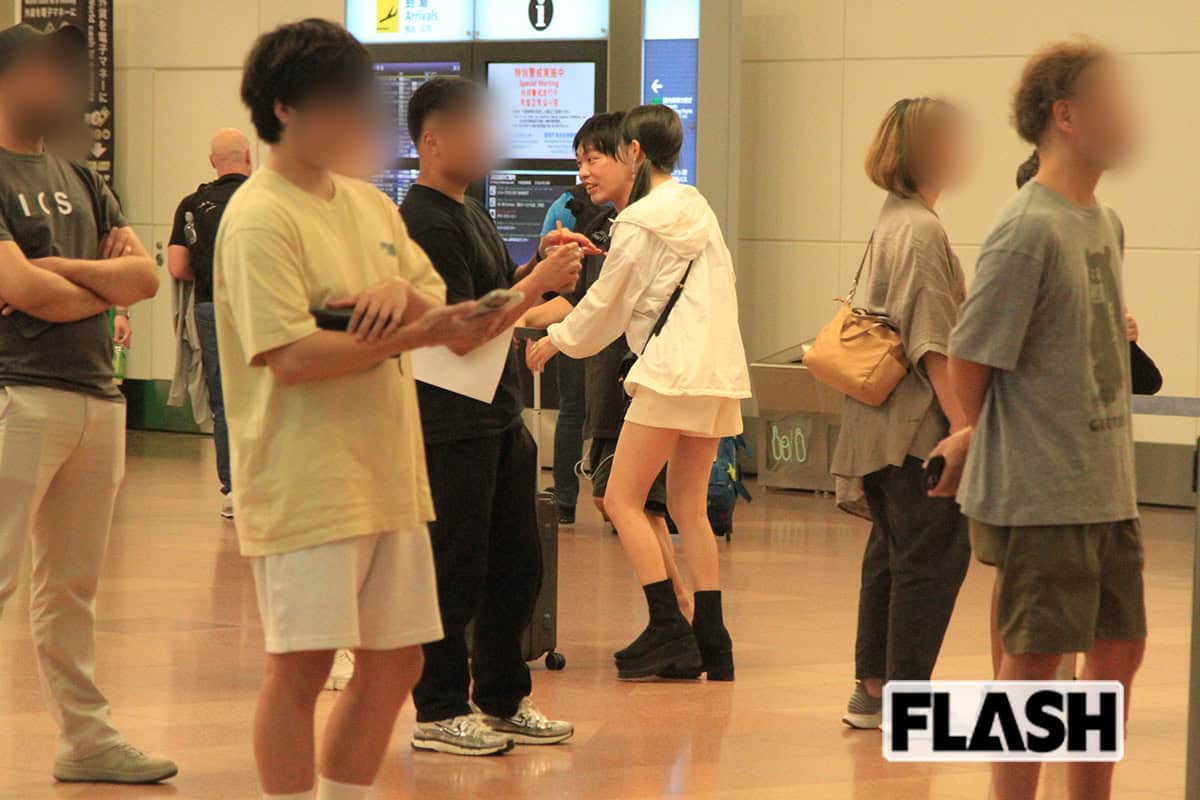 2025年7月3日、台湾から帰国したいけちゃんと合流した箕輪厚介氏。慣れた手つきでいけちゃんのスーツケースを受け取ると、仲良く並んで出口に向かった(写真・金谷千治)