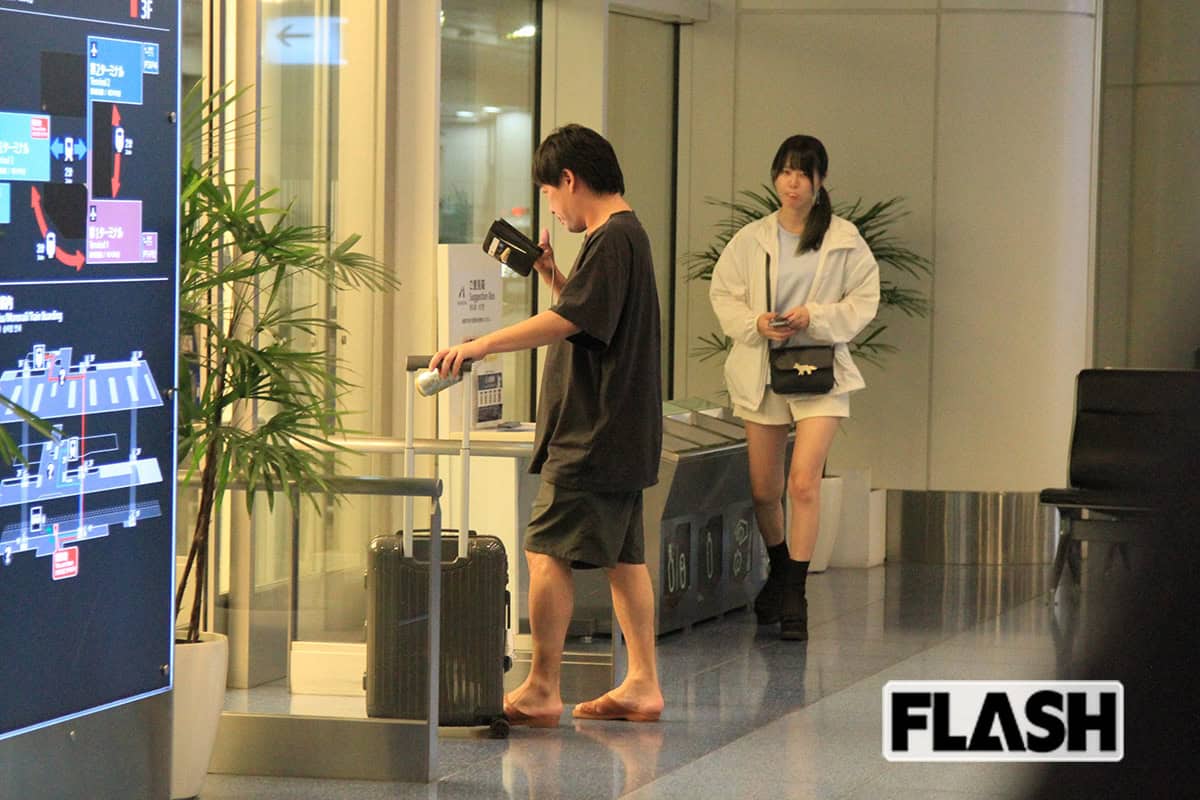 2025年7月3日、箕輪厚介氏と合流すると、いけちゃんはコンビニで購入したお菓子を口に含みモグモグ(写真・金谷千治)