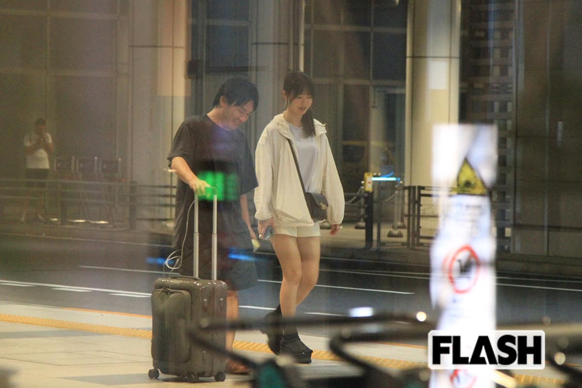 2025年7月3日、2人は空港を出ると、自身が待機させていた車に乗り込んだ(写真・金谷千治)