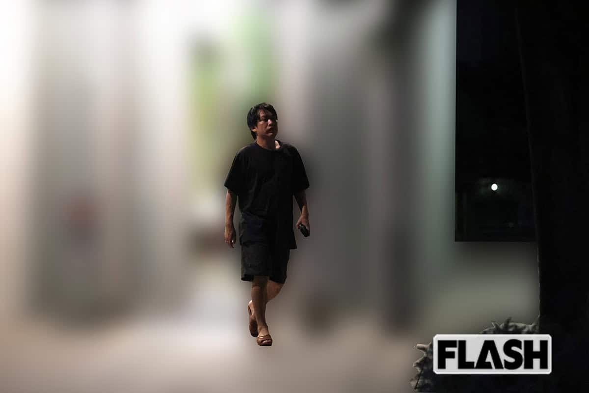 2025年7月4日、いけちゃんが住む都内のタワーマンションに入った箕輪厚介氏。3時間半が経過した午前1時半、エントランスに現われた箕輪氏は、乱れた髪もそのままに、呼んでいたタクシーに乗り込んだ(写真・伊藤 修)