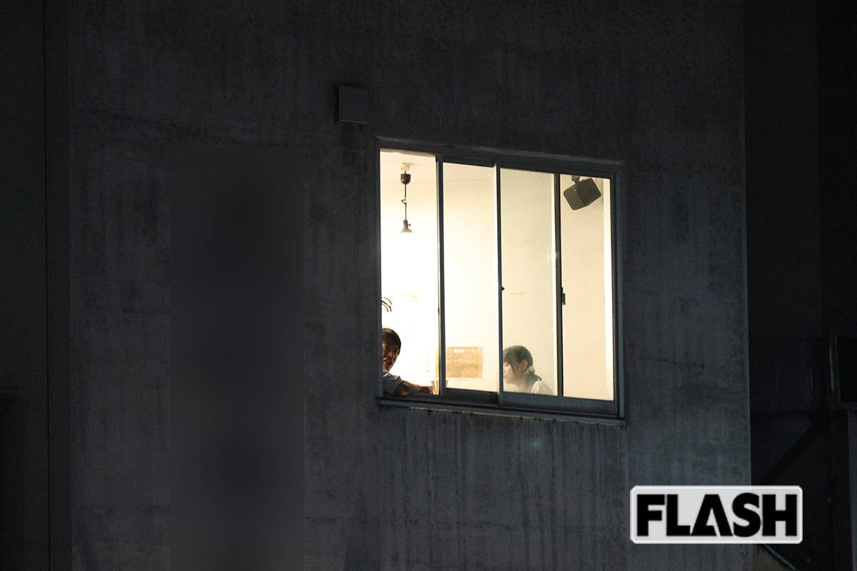 2025年7月16日、いけちゃんの自宅からすぐのホルモン専門店で1時間ほど食事を楽しむ2人。箕輪厚介氏は時折窓から外を眺め、夜風に当たりながら幸せを噛みしめていた(写真・吉田 豊)