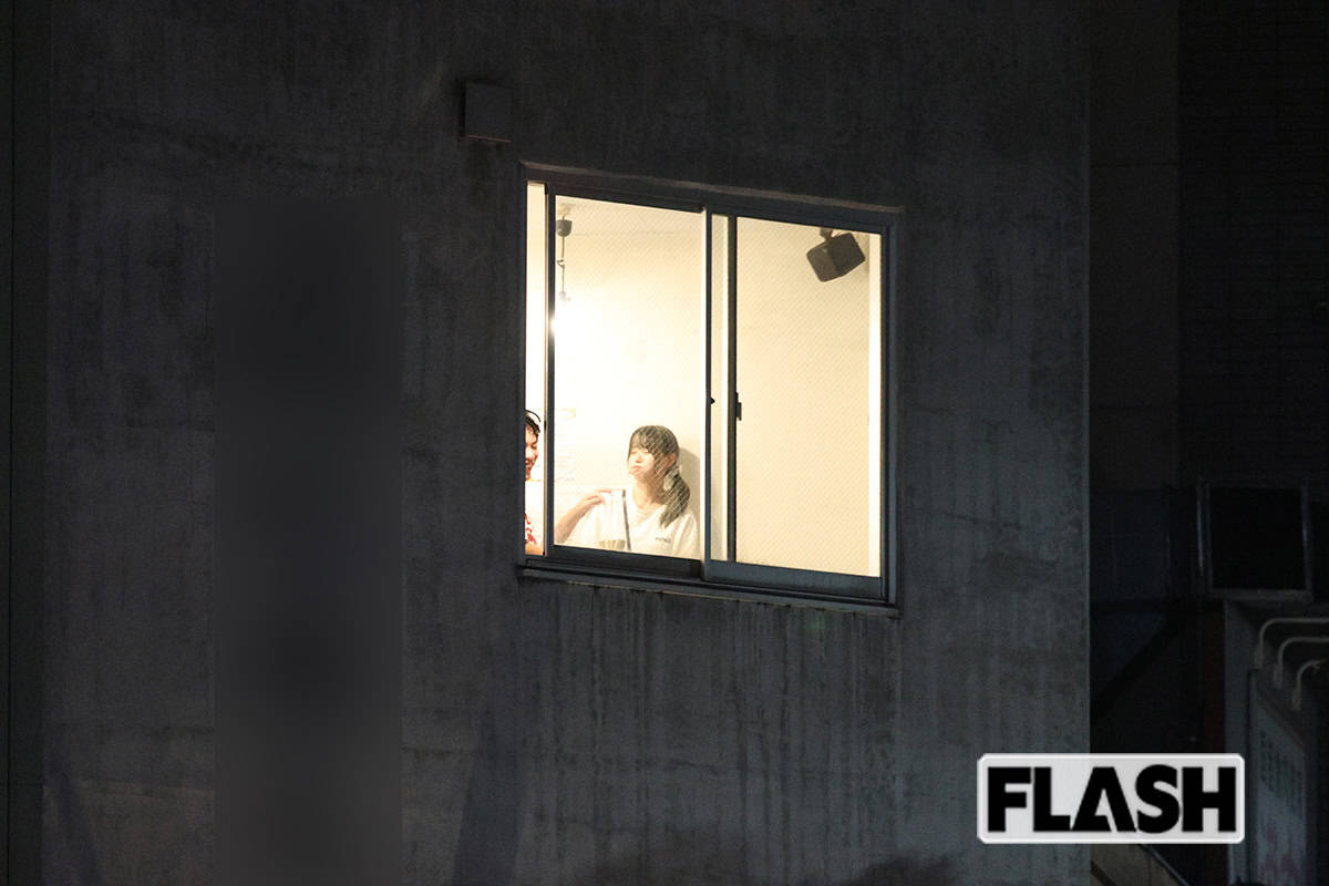 2025年7月16日、ホルモン専門店で1時間ほど食事を楽しむ2人。箕輪厚介氏が怒らせたのだろうか、いけちゃんは頬を膨らましていた(写真・吉田豊)