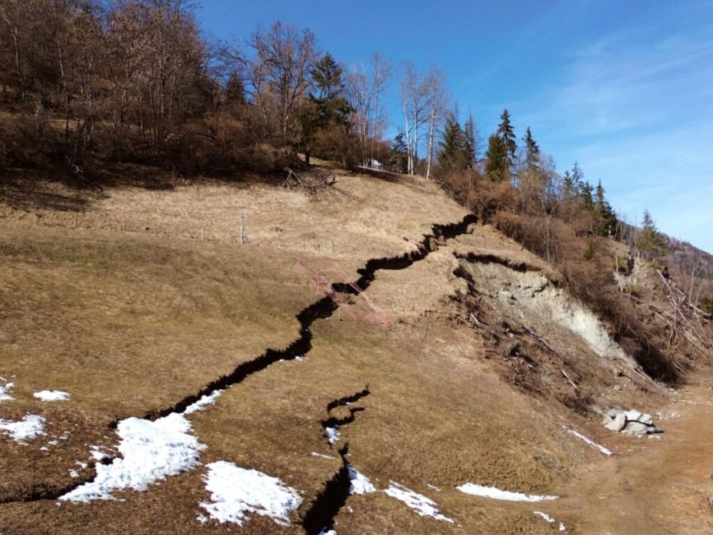 避難計画が準備されるにつれてスイスの山腹断層が拡大