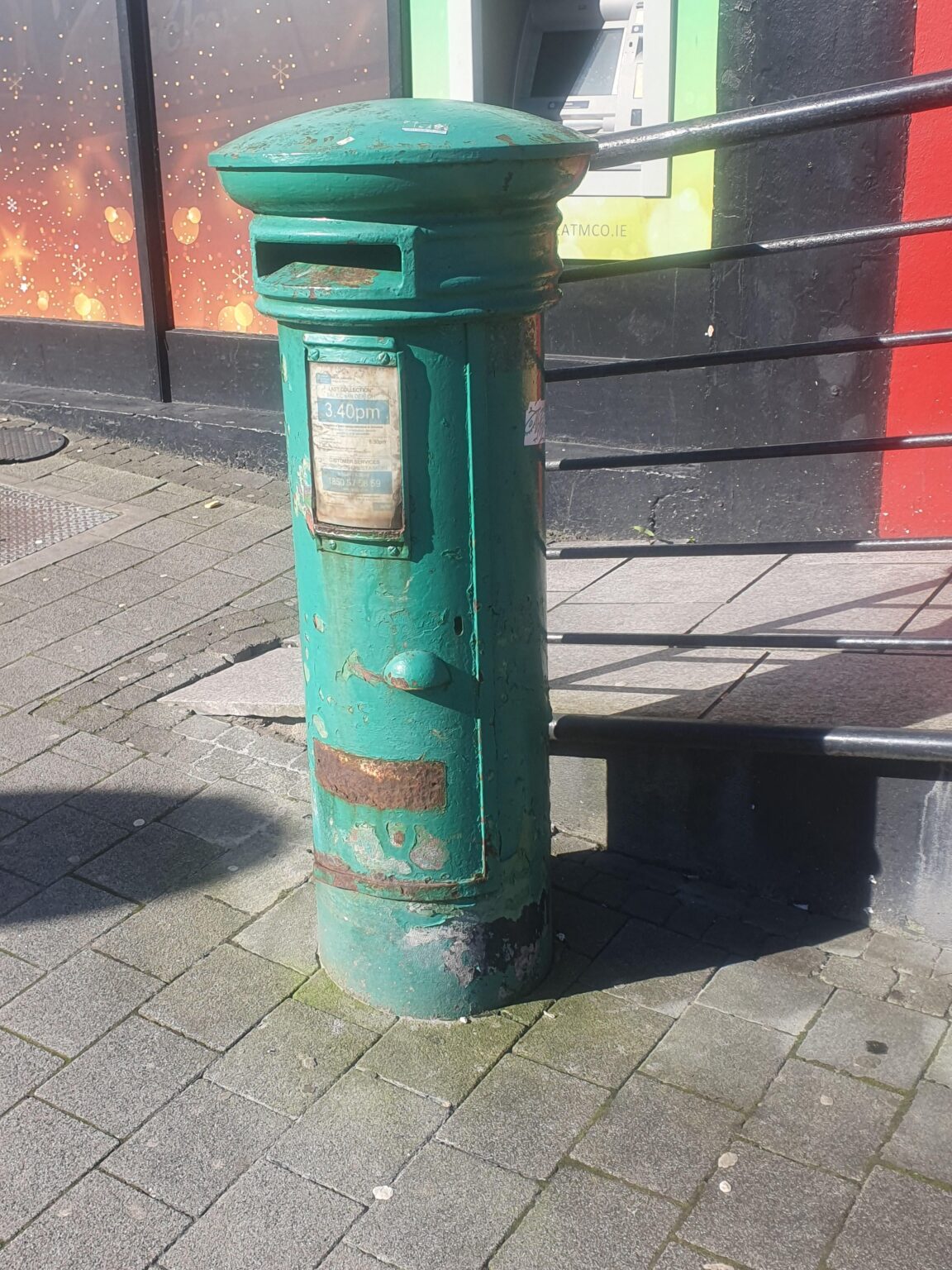 郵便ポスト - 国の記念碑と文化遺産が破壊され廃墟にされています!