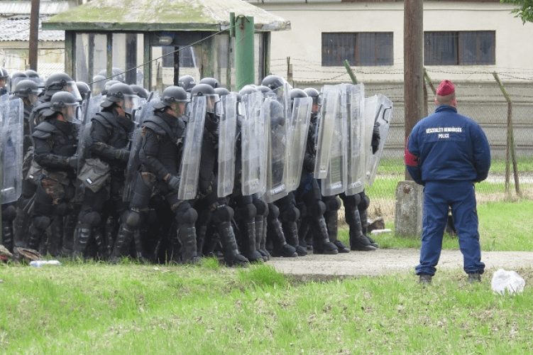 マートン・トンポス氏: 警察は選挙前に大量の群衆分散装備を発注し、訓練を開始した