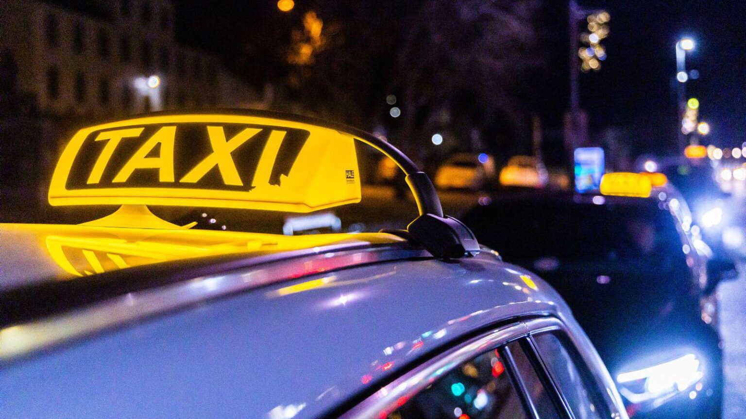 11分後、刺し傷と血まみれの手で発見 - インジケーター