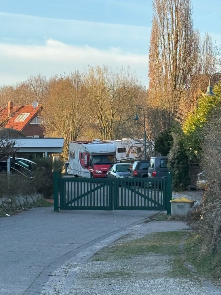 なぜ普通の住宅街の真ん中に無造作なゲートがあるのでしょうか？