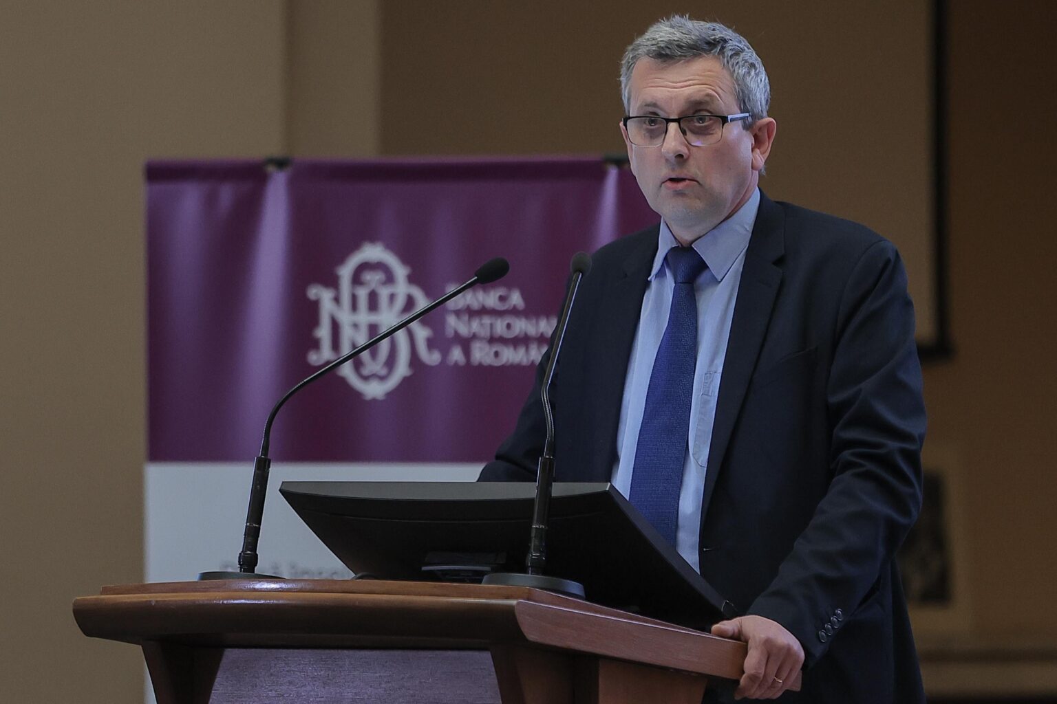 ルーマニアの対外債務は毎月20億ユーロずつ増加しており、私たちはそれぞれの私腹を守る方法について議論している、とBNRのチーフエコノミストは警告
