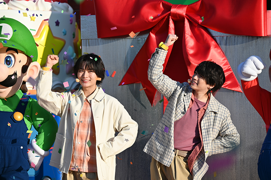 左から『スーパー・ニンテンドー・ワールド』ではしゃぐなにわ男子の西畑大吾、大西流星（大阪市内・3月18日）