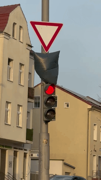 そこにある呼吸するゴミ袋の目的は何ですか?