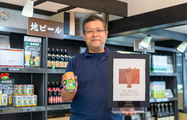 〈信州浪漫〉と「ワールドビアカップ2018」の銅賞盾を持つ藤森さん。