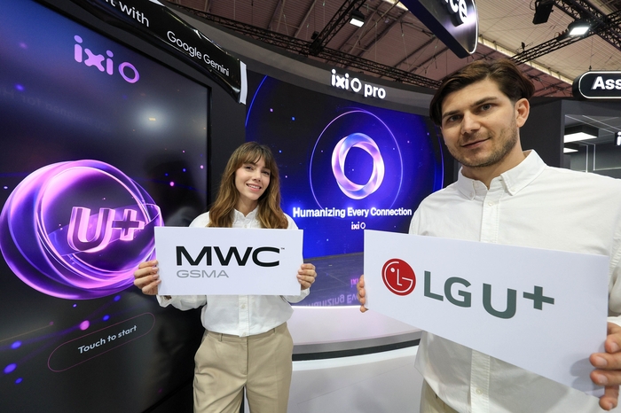 LGユープラスが技術で連結される「人中心AI」の未来ビジョンを公開する。 2日(現地時間)「MWC26」が開かれるスペイン&middot;バルセロナのカタルーニャ美術館でLGユープラス現地展示関係者たちがバルセロナ市内を背景に行事開幕を宣言している。 <写真=LGユープラス>