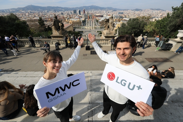 LGユープラスが技術で連結される「人中心AI」の未来ビジョンを公開する。 2日(現地時間)「MWC26」が開かれるスペイン·バルセロナのカタルーニャ美術館でLGユープラス現地展示関係者たちがバルセロナ市内を背景に行事開幕を宣言している。 <写真=LGユープラス>