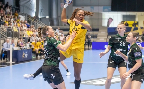 写真2025/26 EHF女子ハンドボールチャンピオンズリーグのフェレンツバロシュとボルシア&middot;ドルトムントの試合の様子、写真出典=欧州ハンドボール連盟