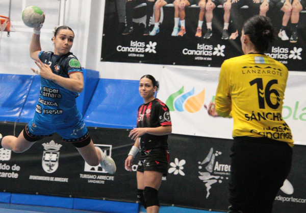 写真2025-26シーズンのスペイン女子ハンドボールリーグ、ベラ&middot;ベラとシカランサローテの試合の様子、写真出典=ベラ&middot;ベラ