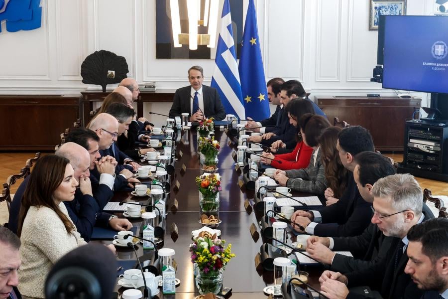 政府外の閣僚は盗聴で訴訟を起こす